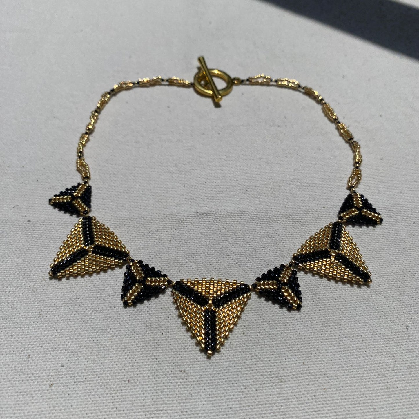 Collar Altaïr Negro y Dorado