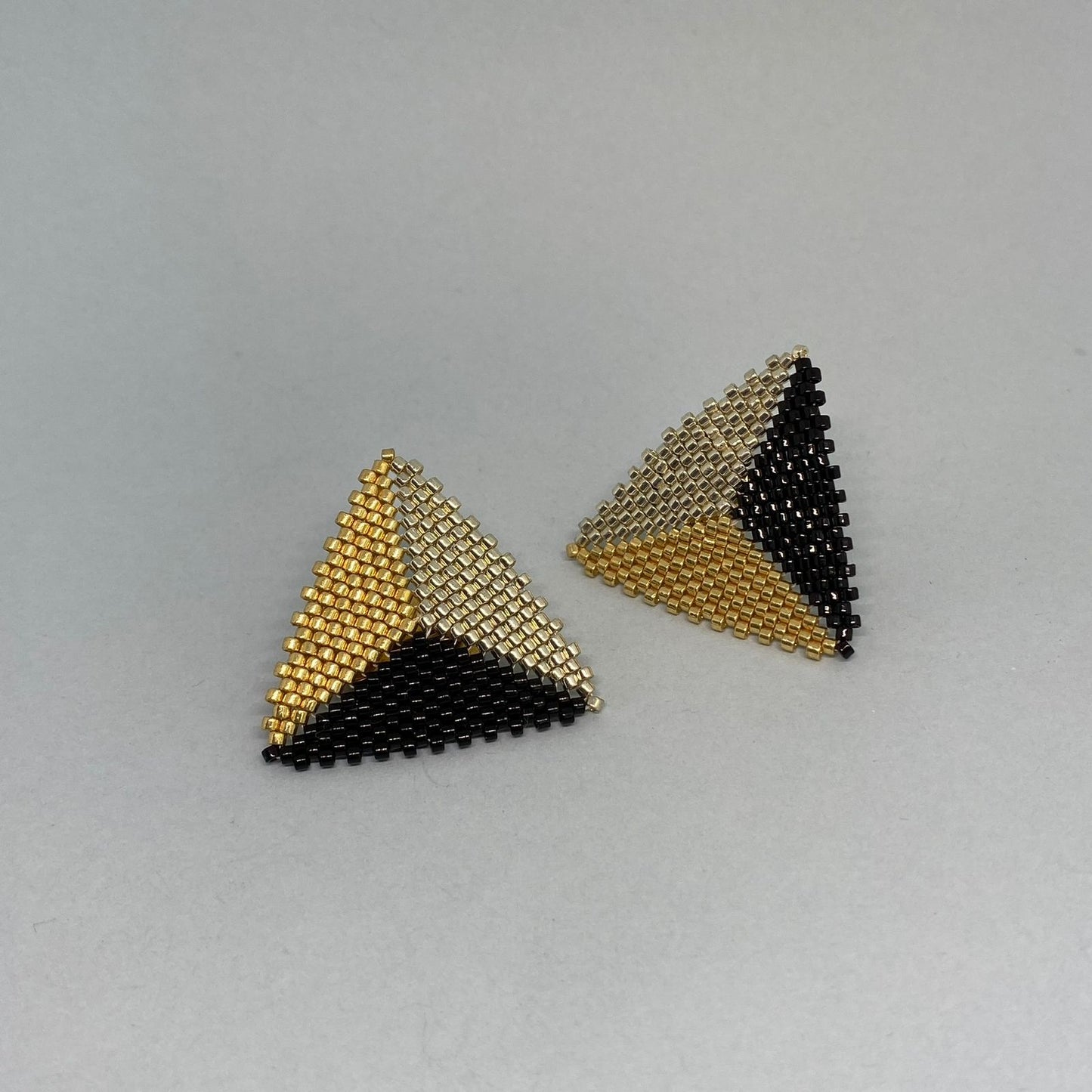 Aretes Triángulos Negro, Dorado y Plateado