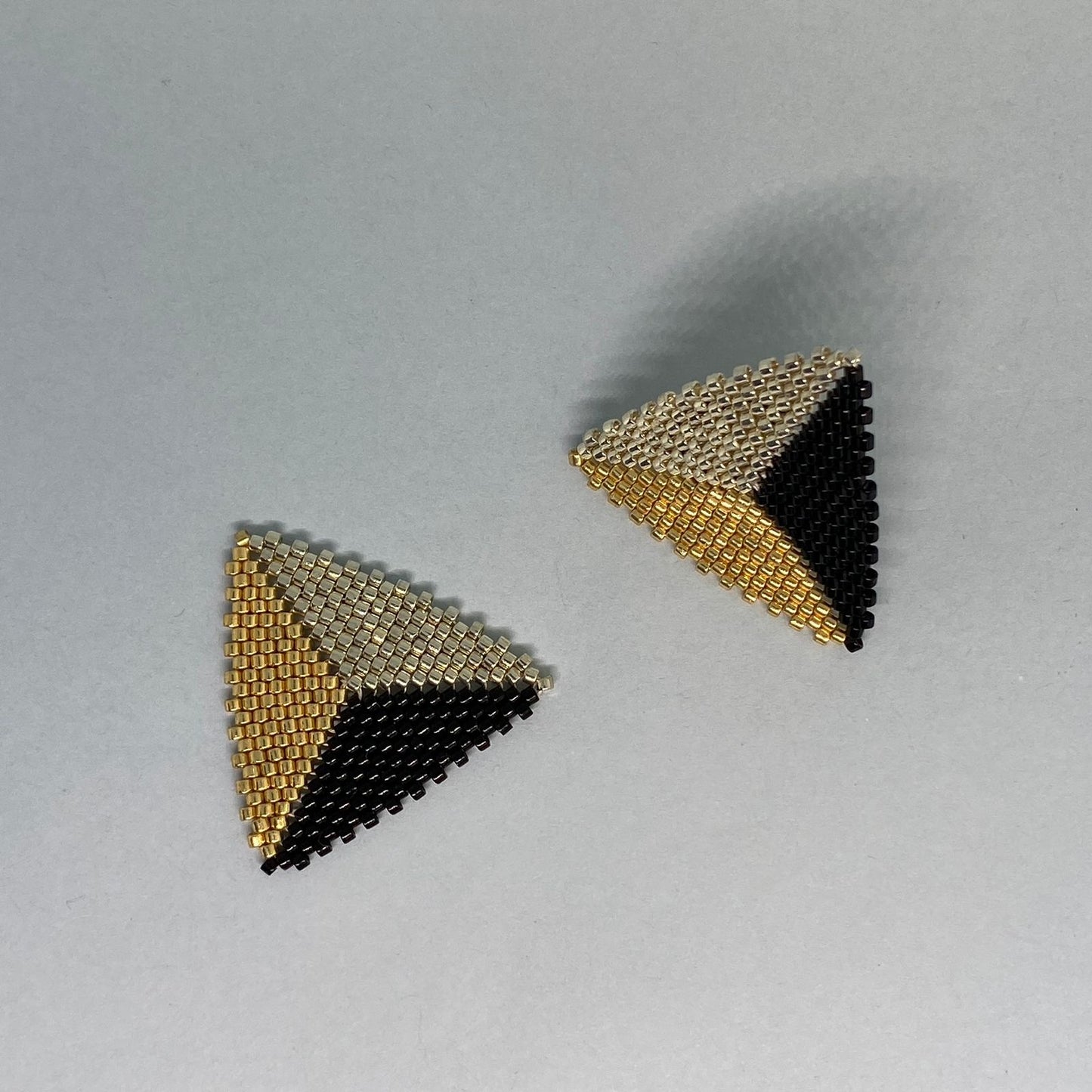 Aretes Triángulos Negro, Dorado y Plateado