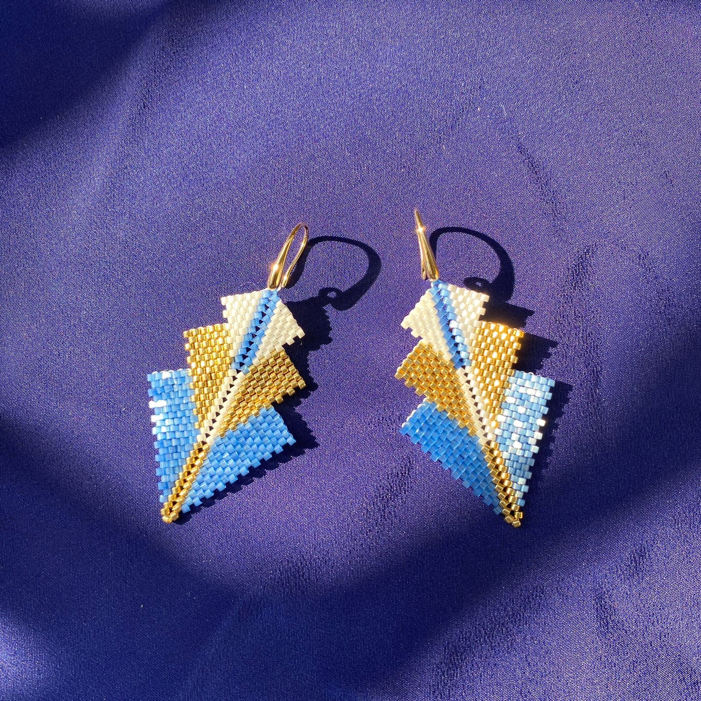 Aretes Mini Rigel Azul Escamas y Blanco