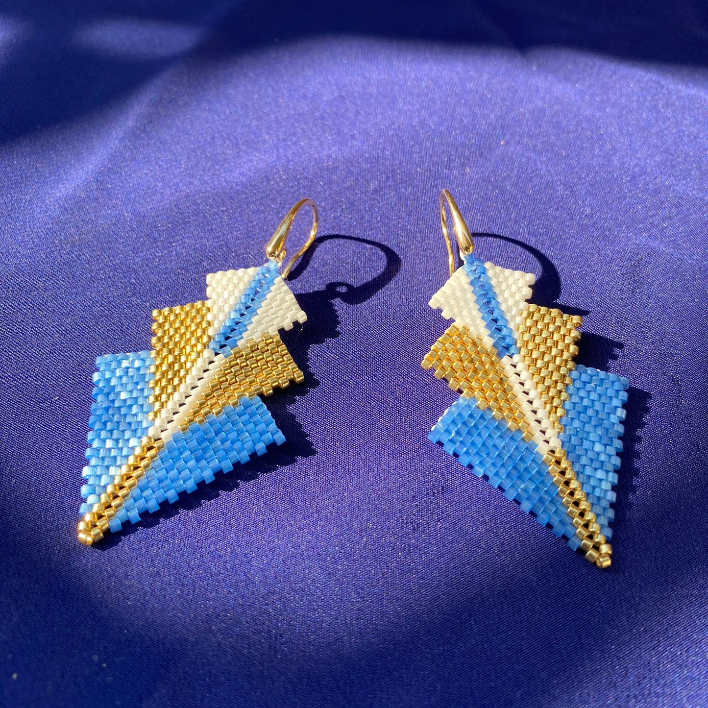 Aretes Mini Rigel Azul Escamas y Blanco