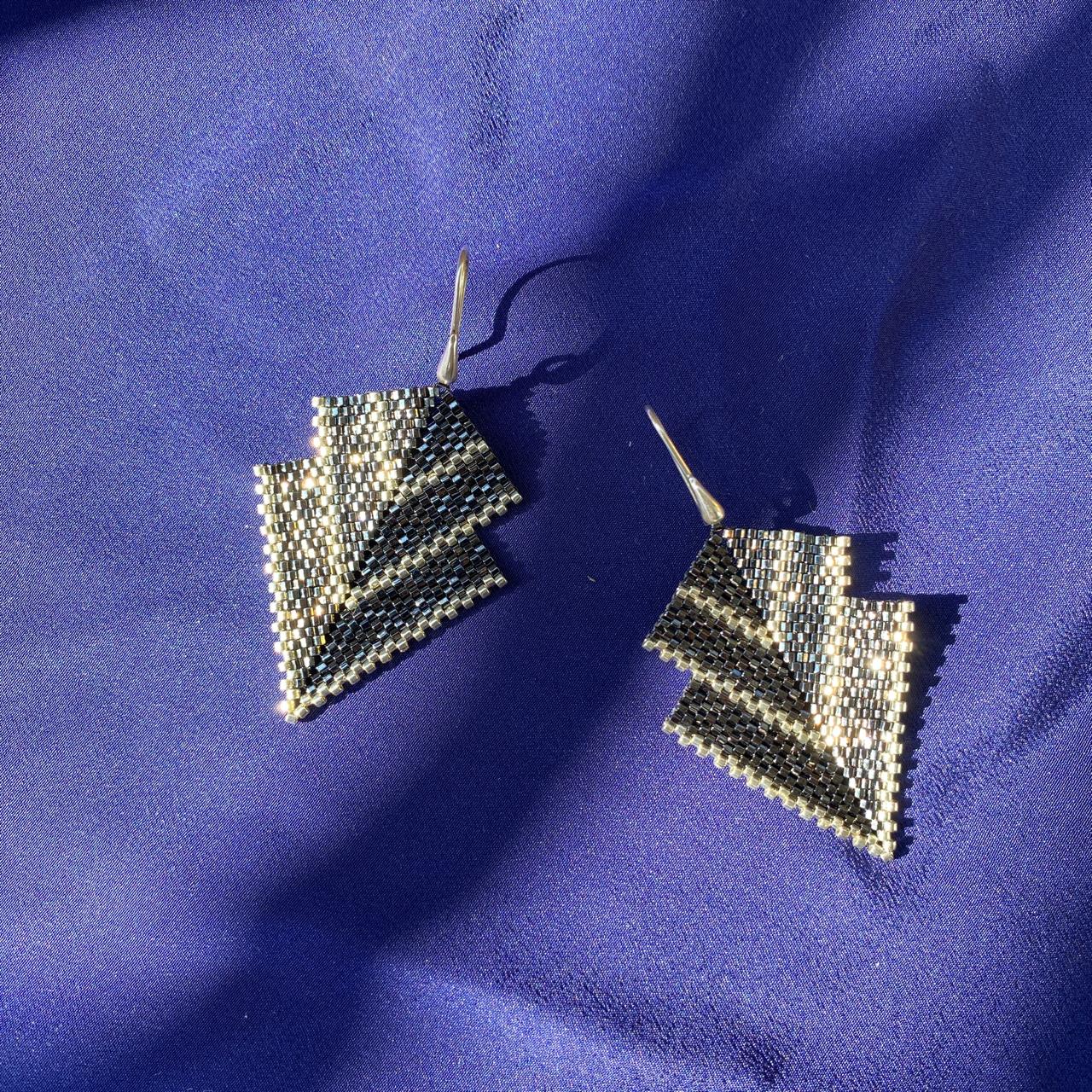 Aretes Centauri Gris Eléctrico y Plateado