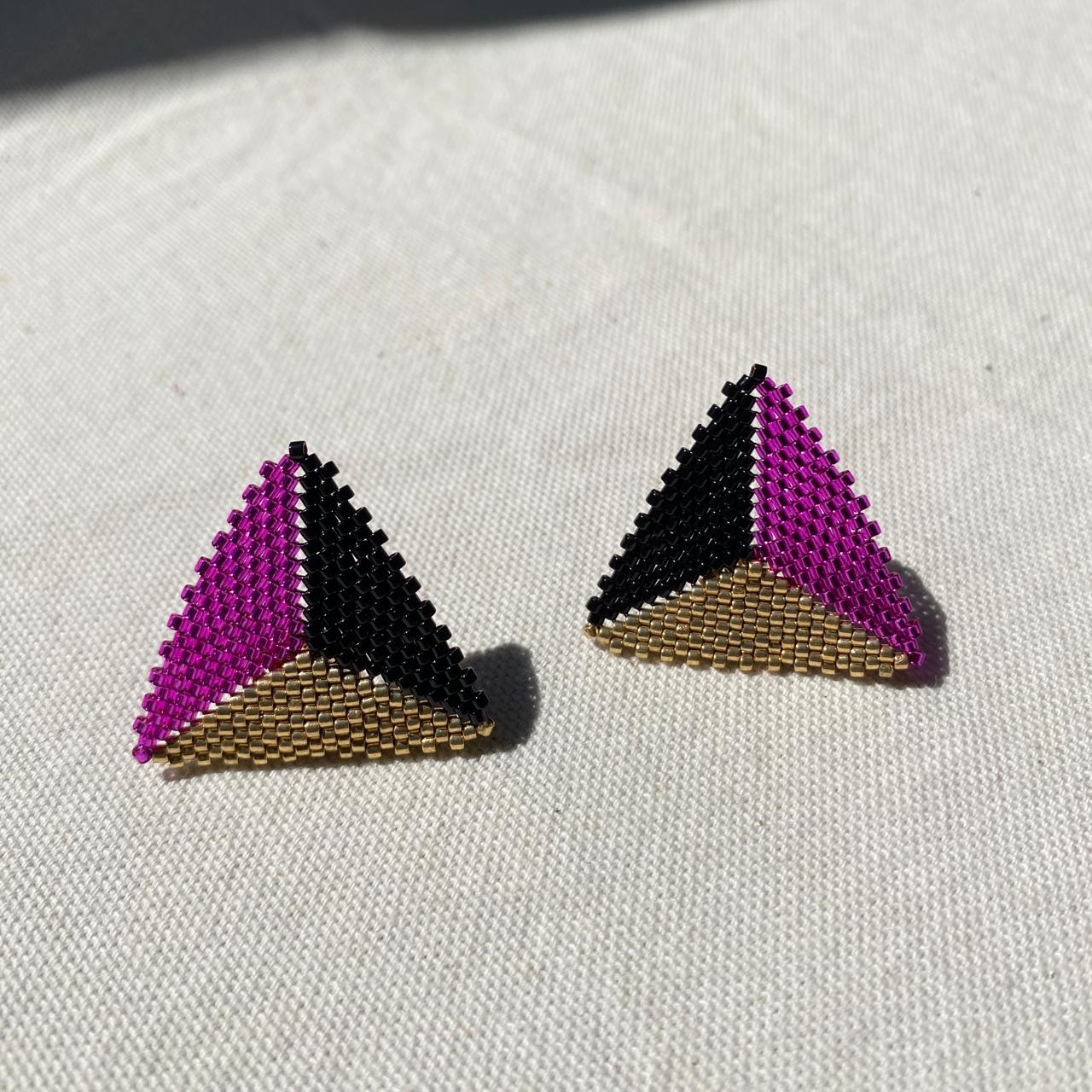 Aretes Triángulos Fushia, Negro y Dorado
