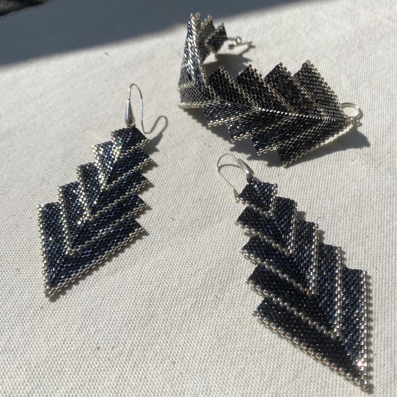Conjunto Aretes y Pulsera Capella Gris Eléctrico y Plateado