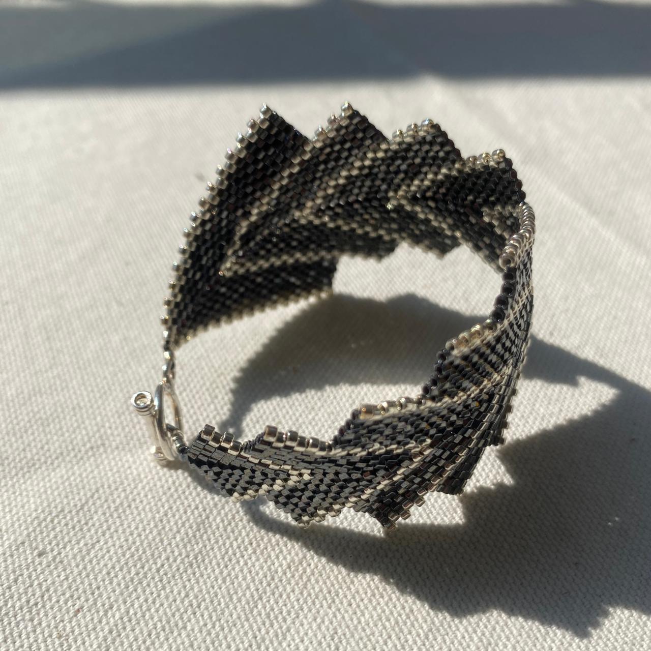 Conjunto Aretes y Pulsera Capella Gris Eléctrico y Plateado