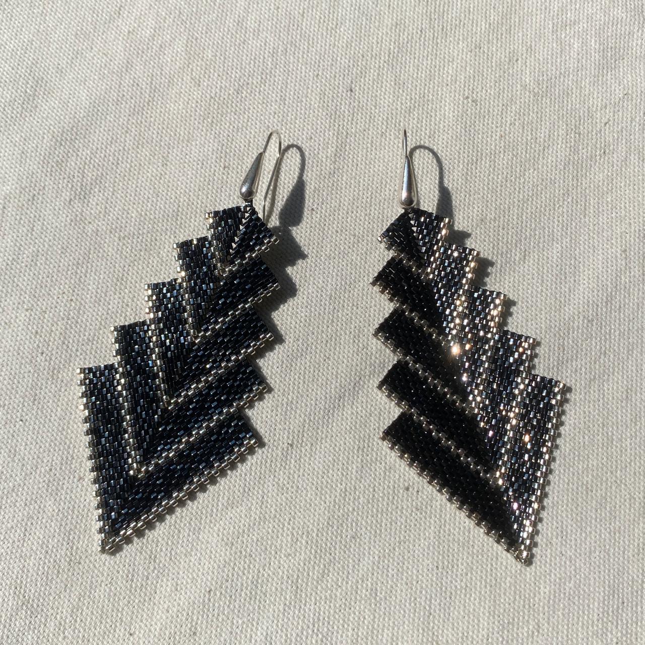 Conjunto Aretes y Pulsera Capella Gris Eléctrico y Plateado