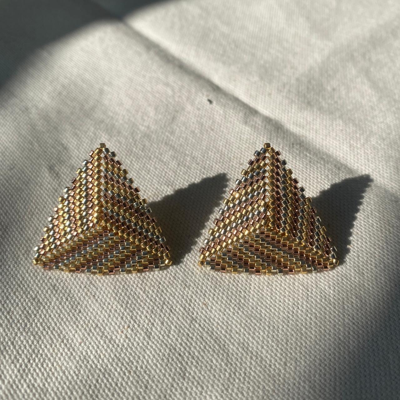 Aretes Triángulos con Líneas Tres Oros