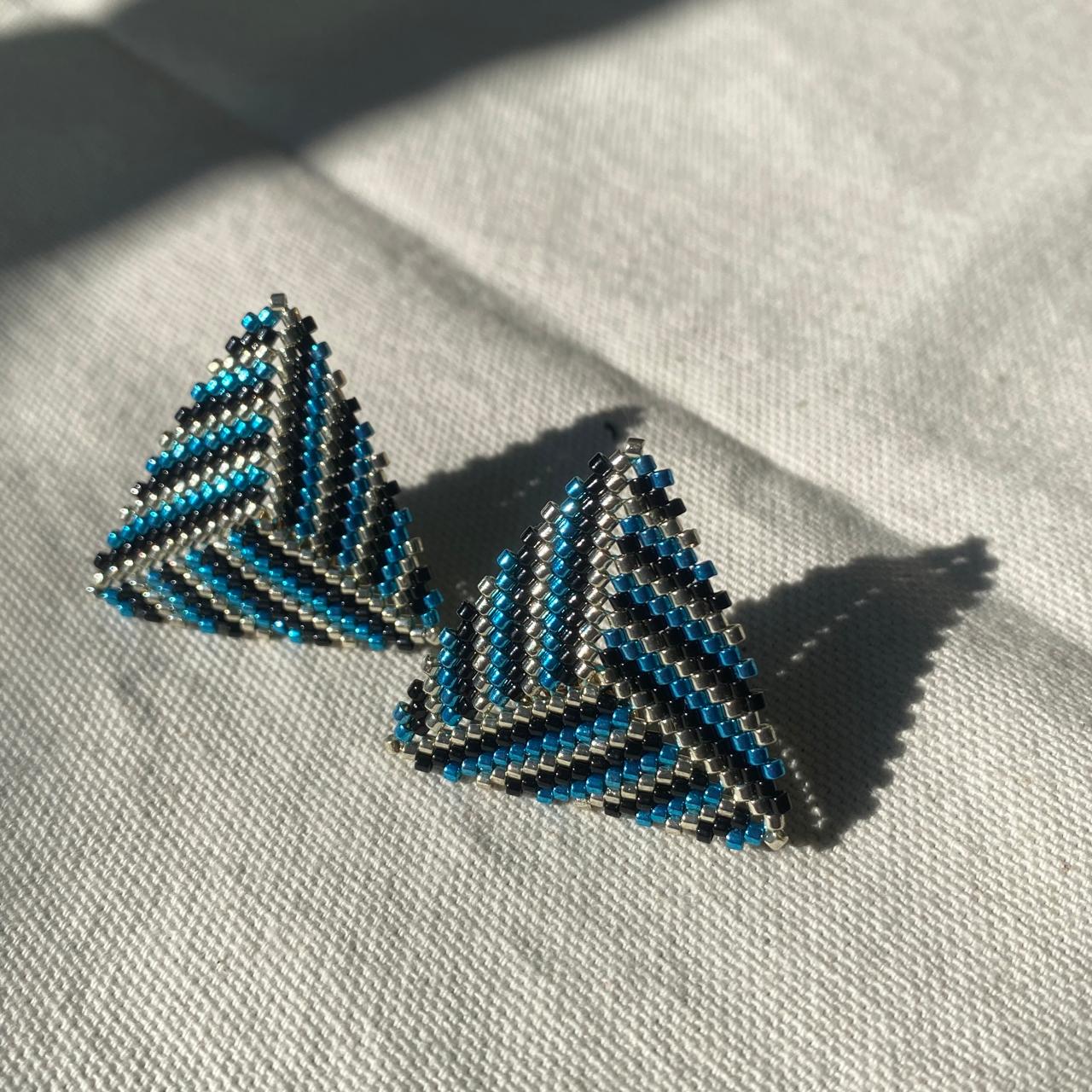 Aretes Triángulos con Líneas Azul Eléctrico, Negro y Plateado