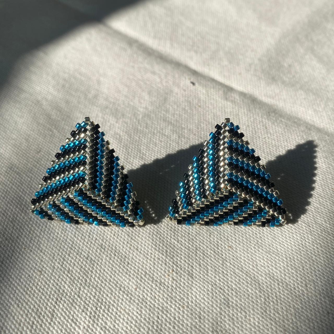 Aretes Triángulos con Líneas Azul Eléctrico, Negro y Plateado