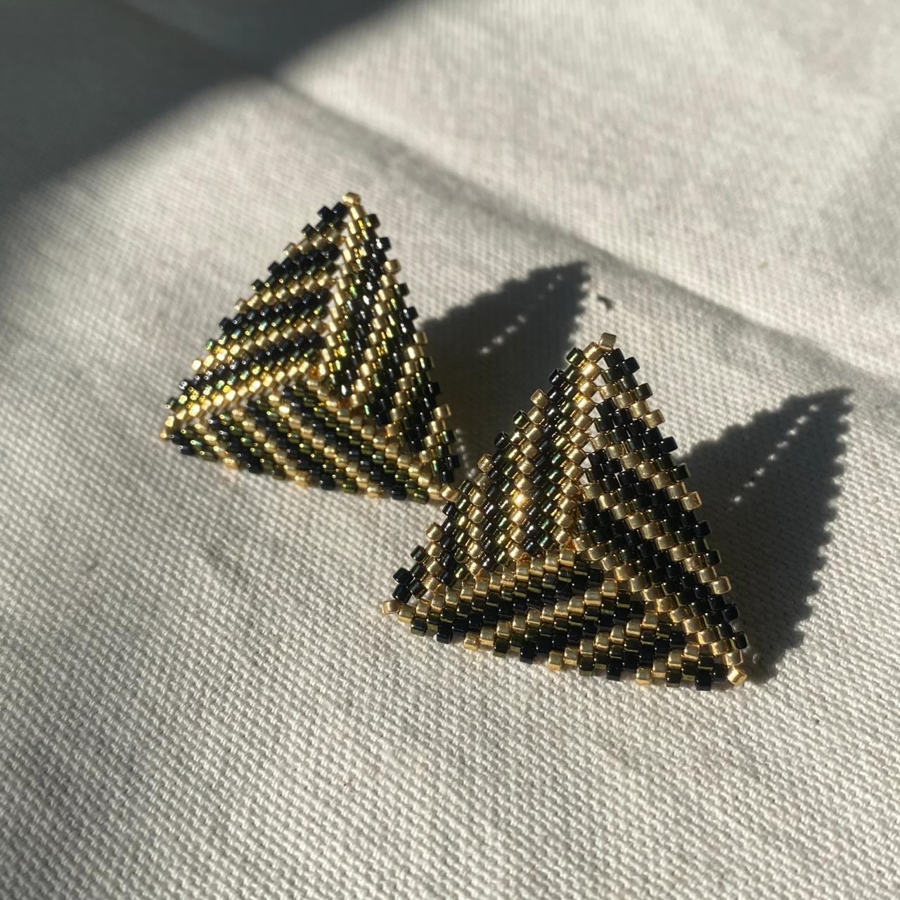 Aretes Triángulos con Líneas Verde, Negro y Dorado