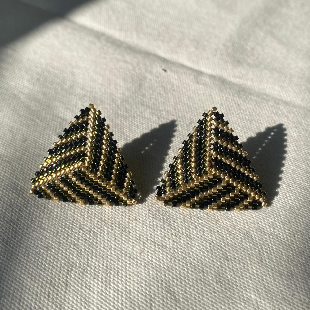 Aretes Triángulos con Líneas Verde, Negro y Dorado