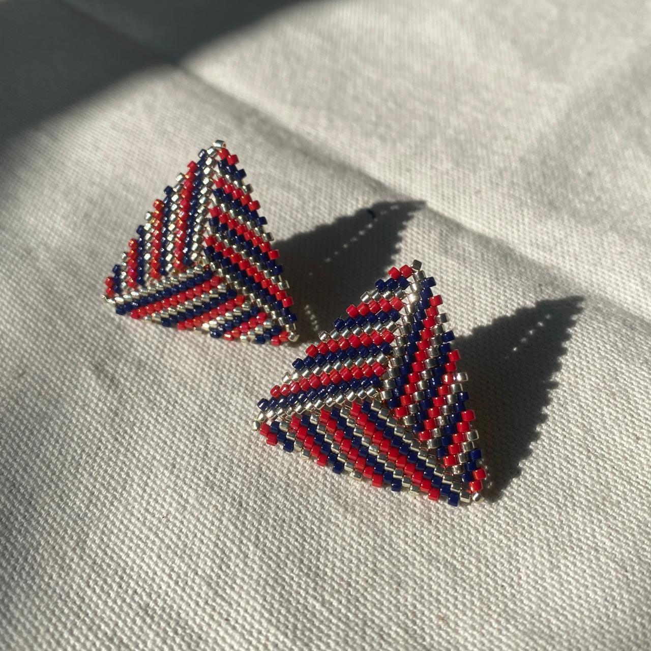 Aretes Triángulos con Líneas Rojo, Azul Marino y Plateado