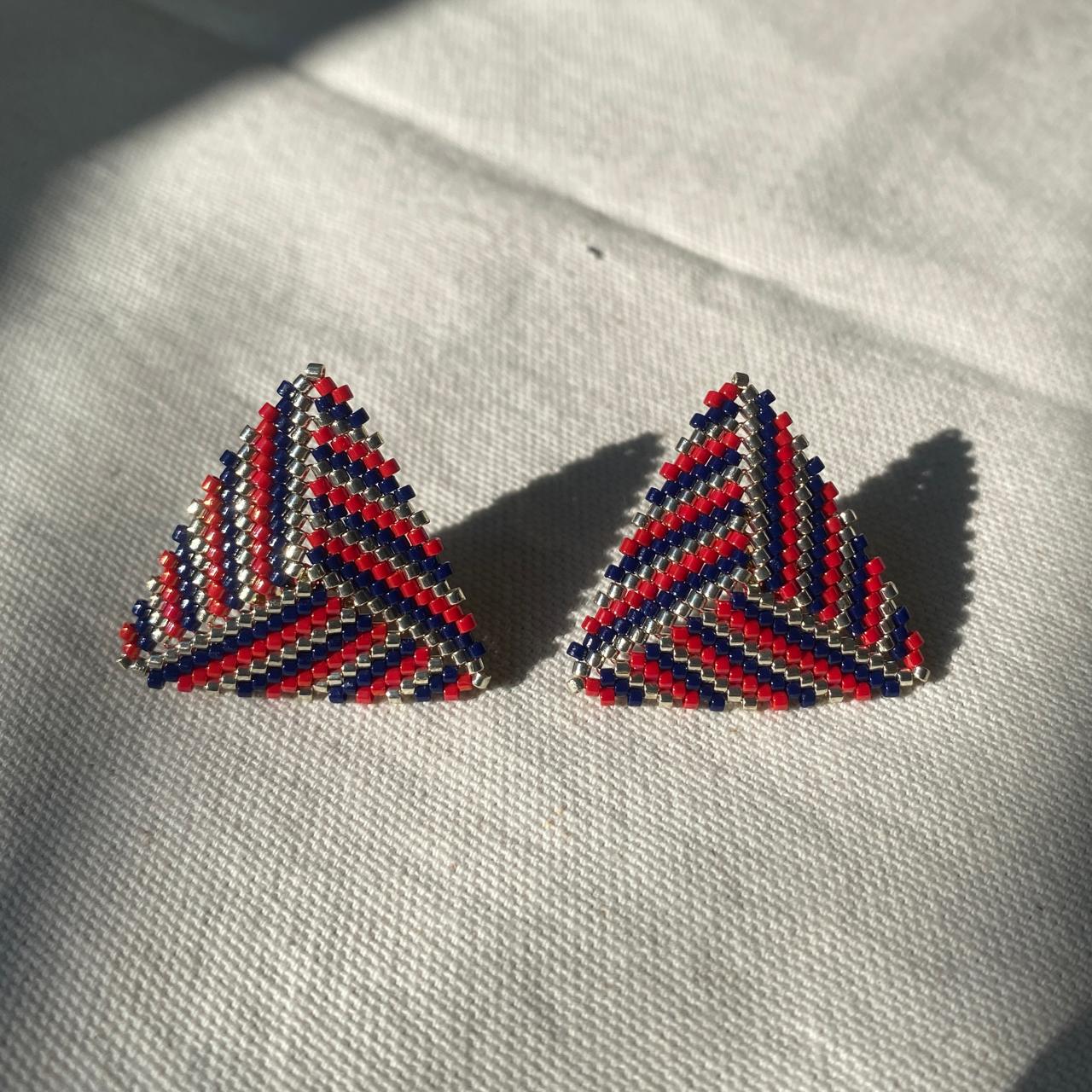 Aretes Triángulos con Líneas Rojo, Azul Marino y Plateado