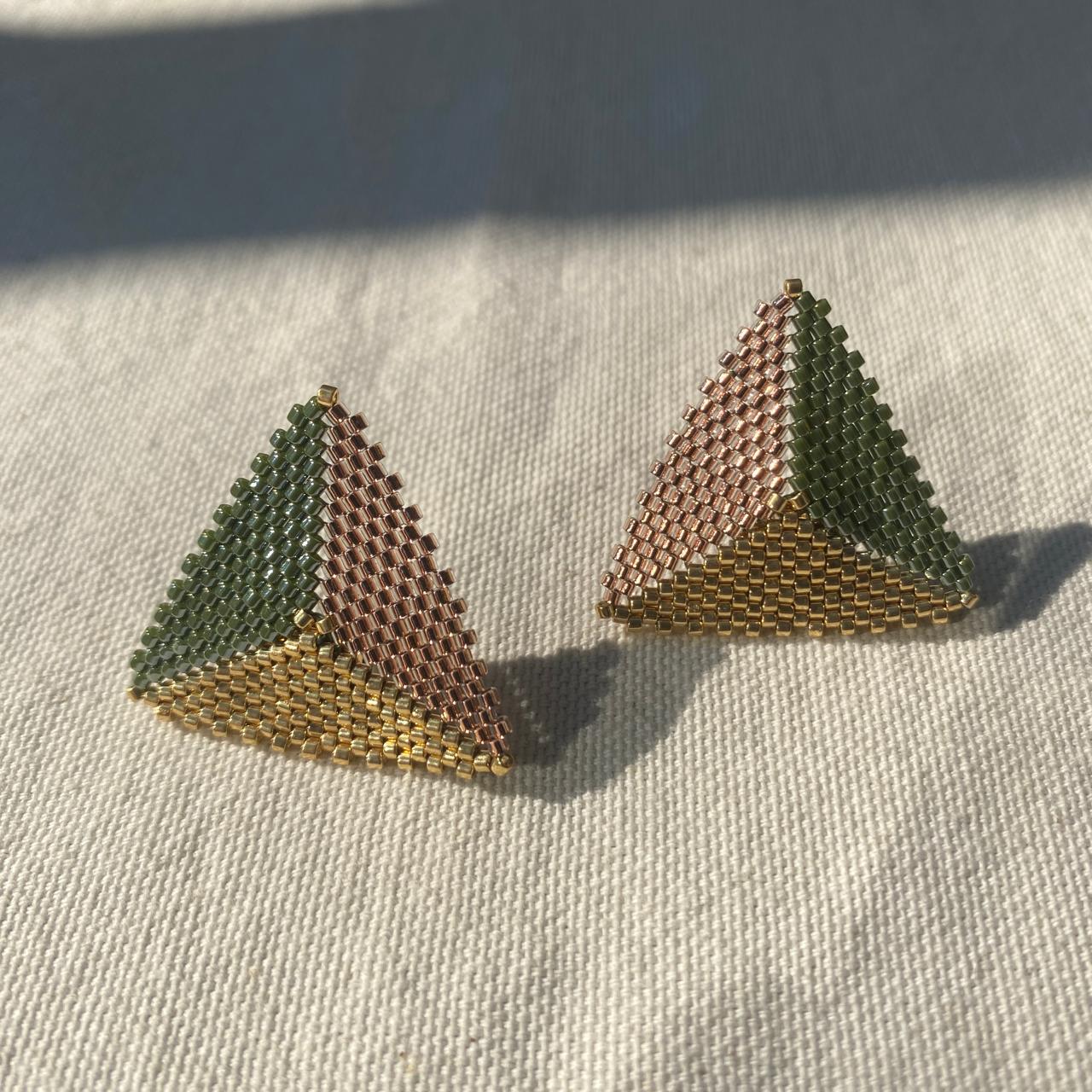 Aretes Triángulos Tricolor Verde Claro, Cobre y Dorado