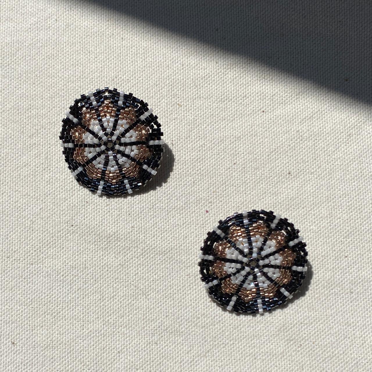 Aretes Juno gris Eléctrico y Blanco