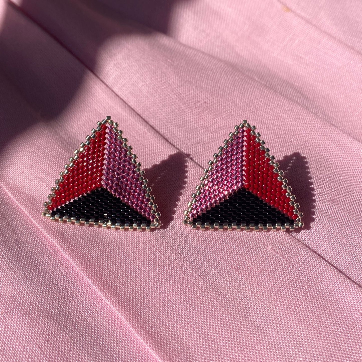 Aretes Triángulos con Borde Rojo, Rosa y Negro