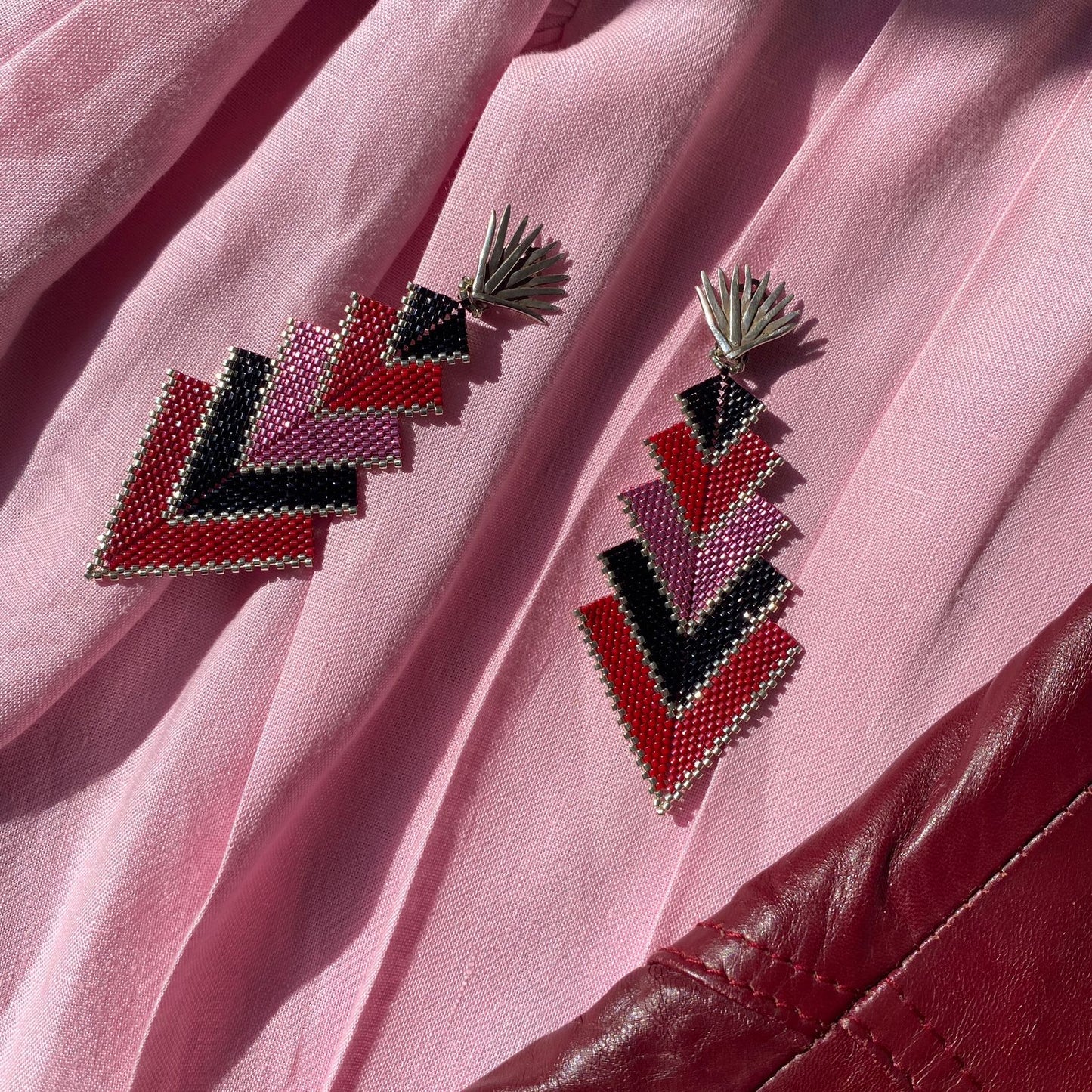 Aretes Capella Rojo, Rosa y Negro con Broches Magueyes