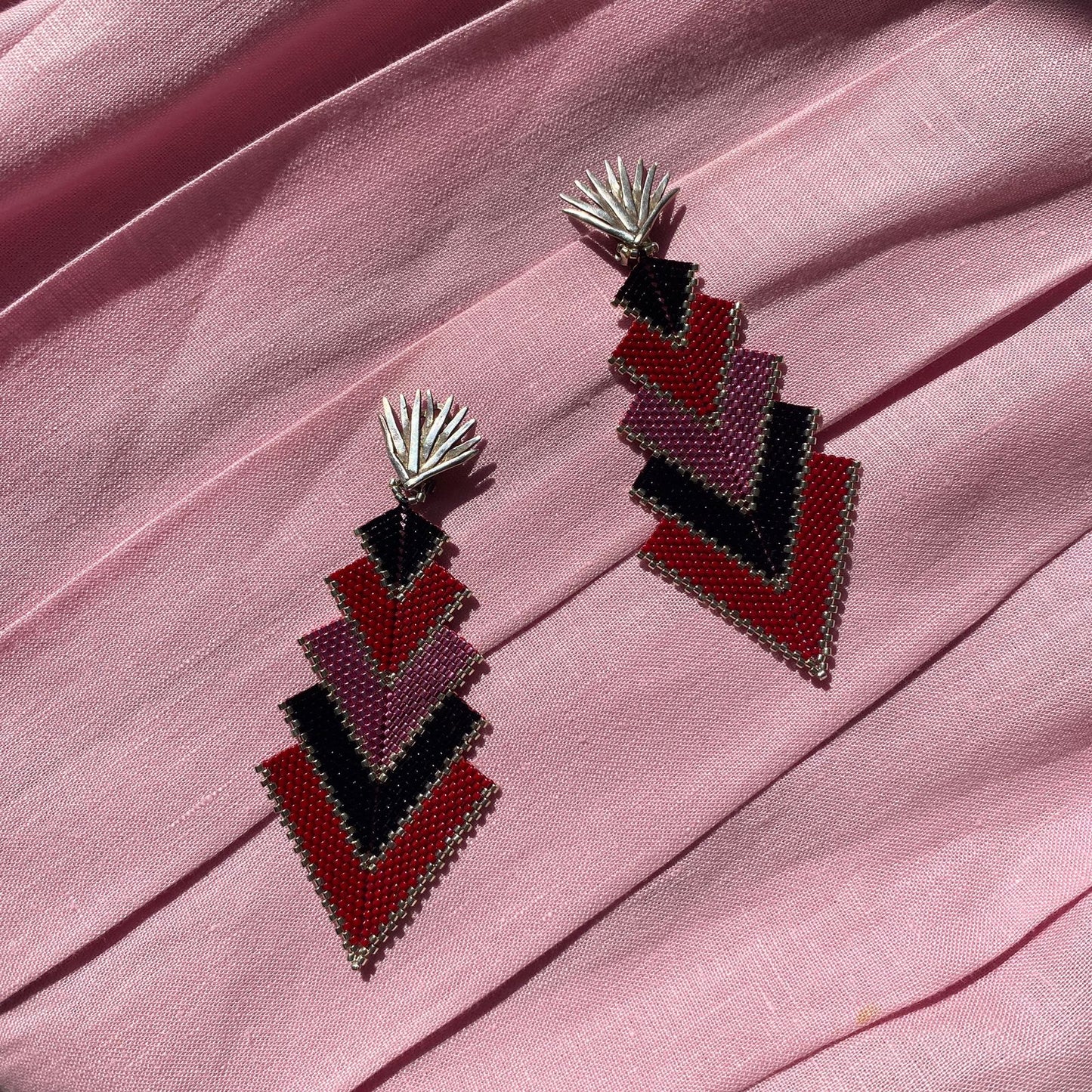 Aretes Capella Rojo, Rosa y Negro con Broches Magueyes