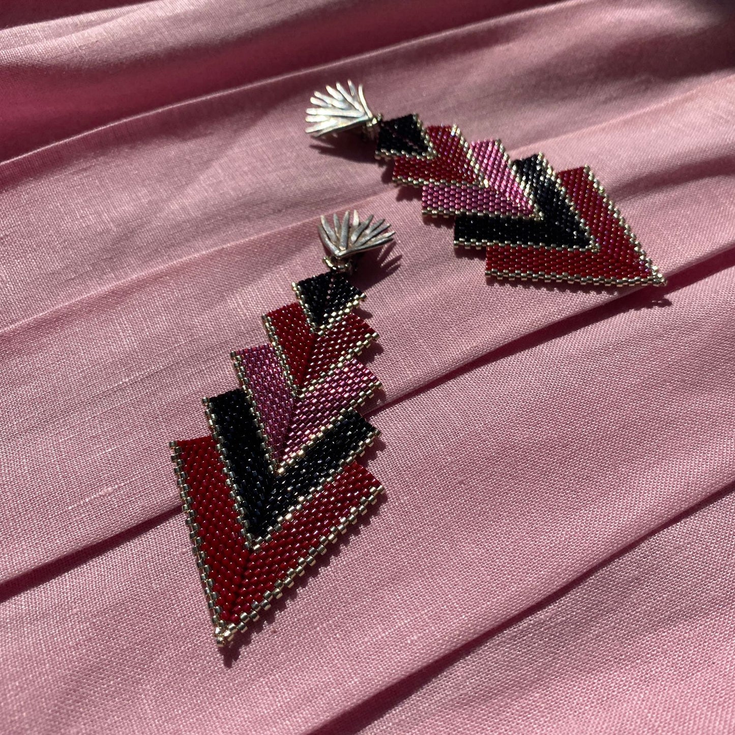Aretes Capella Rojo, Rosa y Negro con Broches Magueyes
