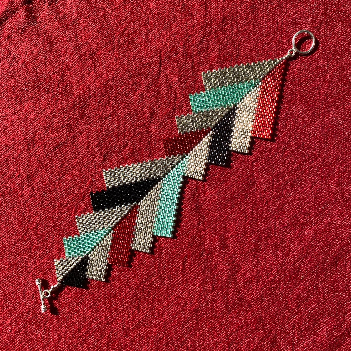 Brazalete Capella Rojo, Verde Agua y Plateado - Asimétrico
