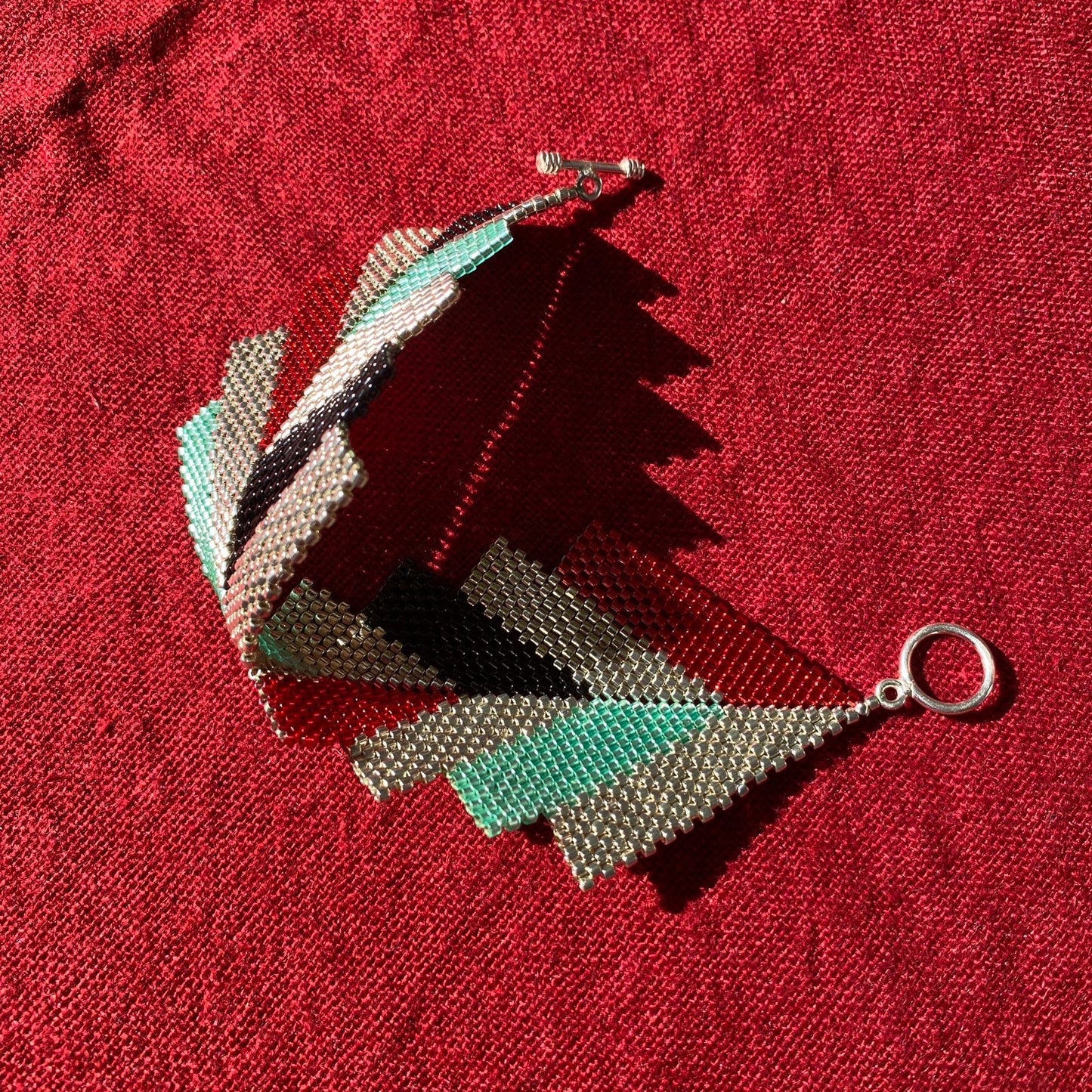 Brazalete Capella Rojo, Verde Agua y Plateado - Asimétrico