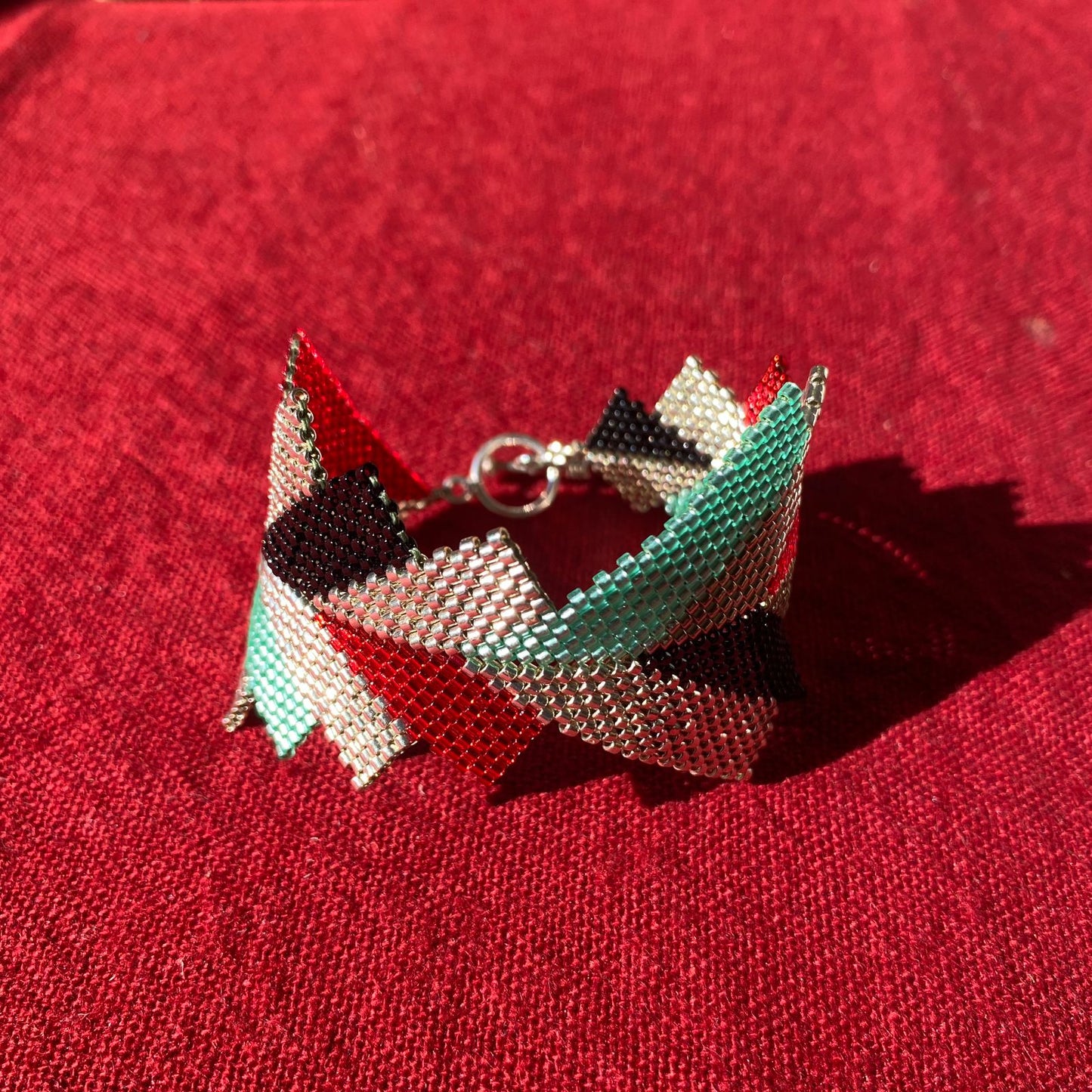 Brazalete Capella Rojo, Verde Agua y Plateado - Asimétrico