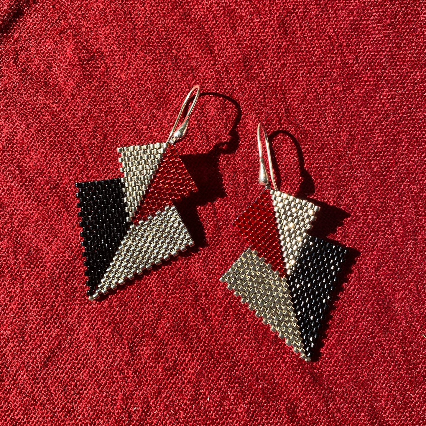 Aretes Mini Atik Rojo y Negro - Asimétrico