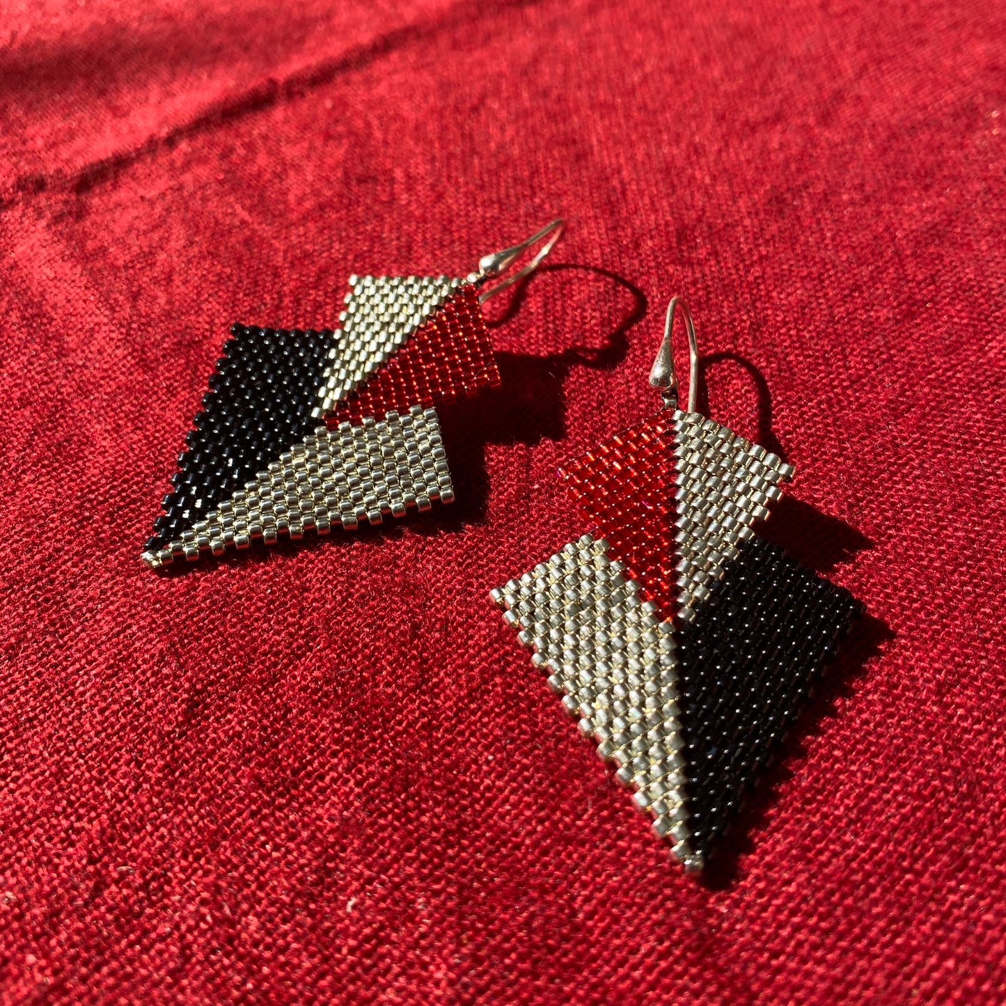 Aretes Mini Atik Rojo y Negro - Asimétrico
