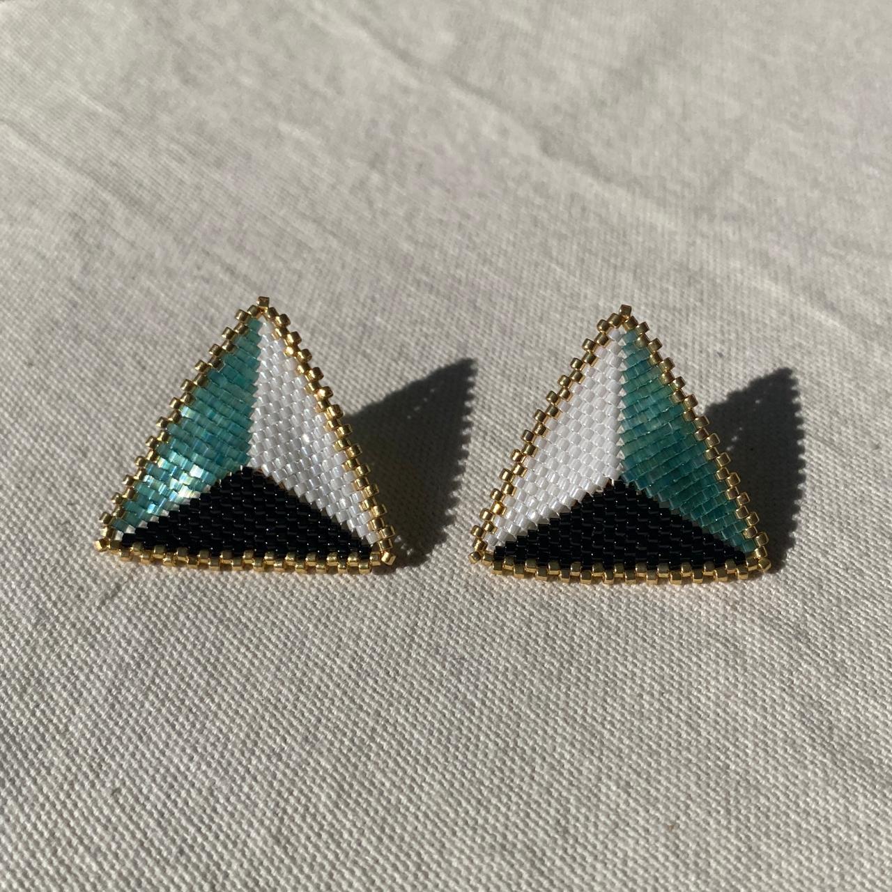 Aretes Triángulos con Borde Verde Escamas, Blanco y Negro