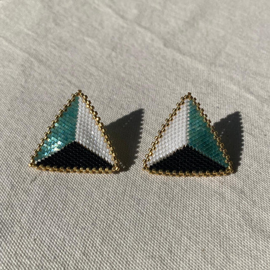Aretes Triángulos con Borde Verde Escamas, Blanco y Negro