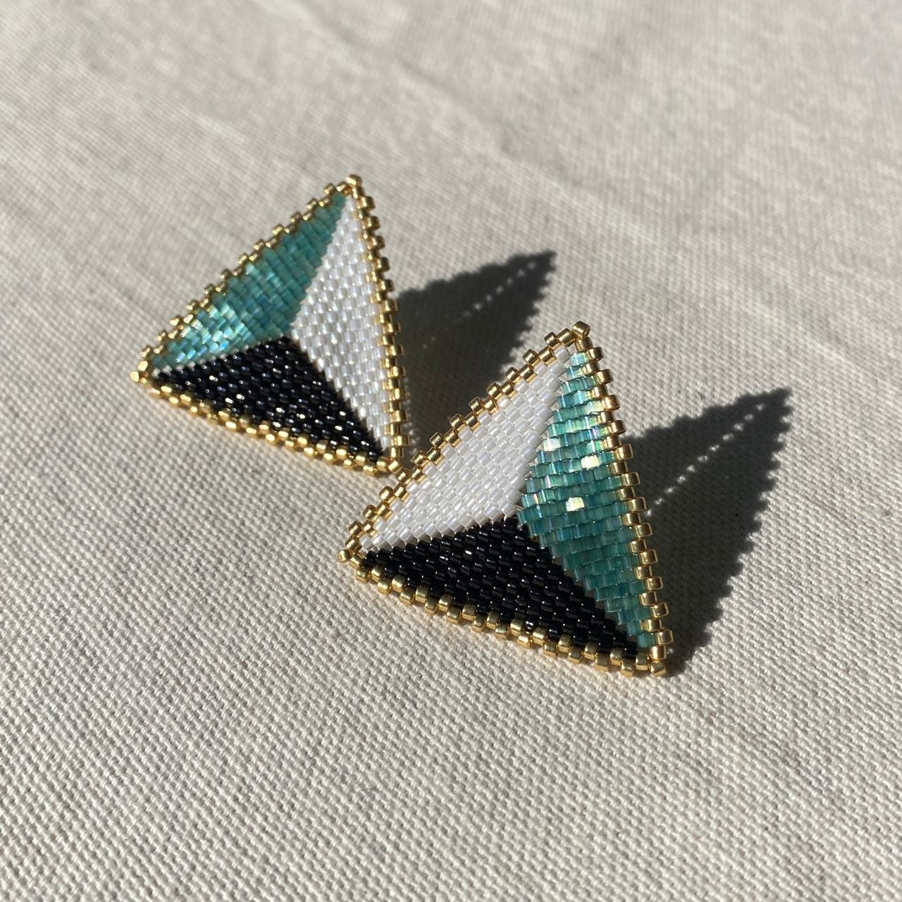 Aretes Triángulos con Borde Verde Escamas, Blanco y Negro