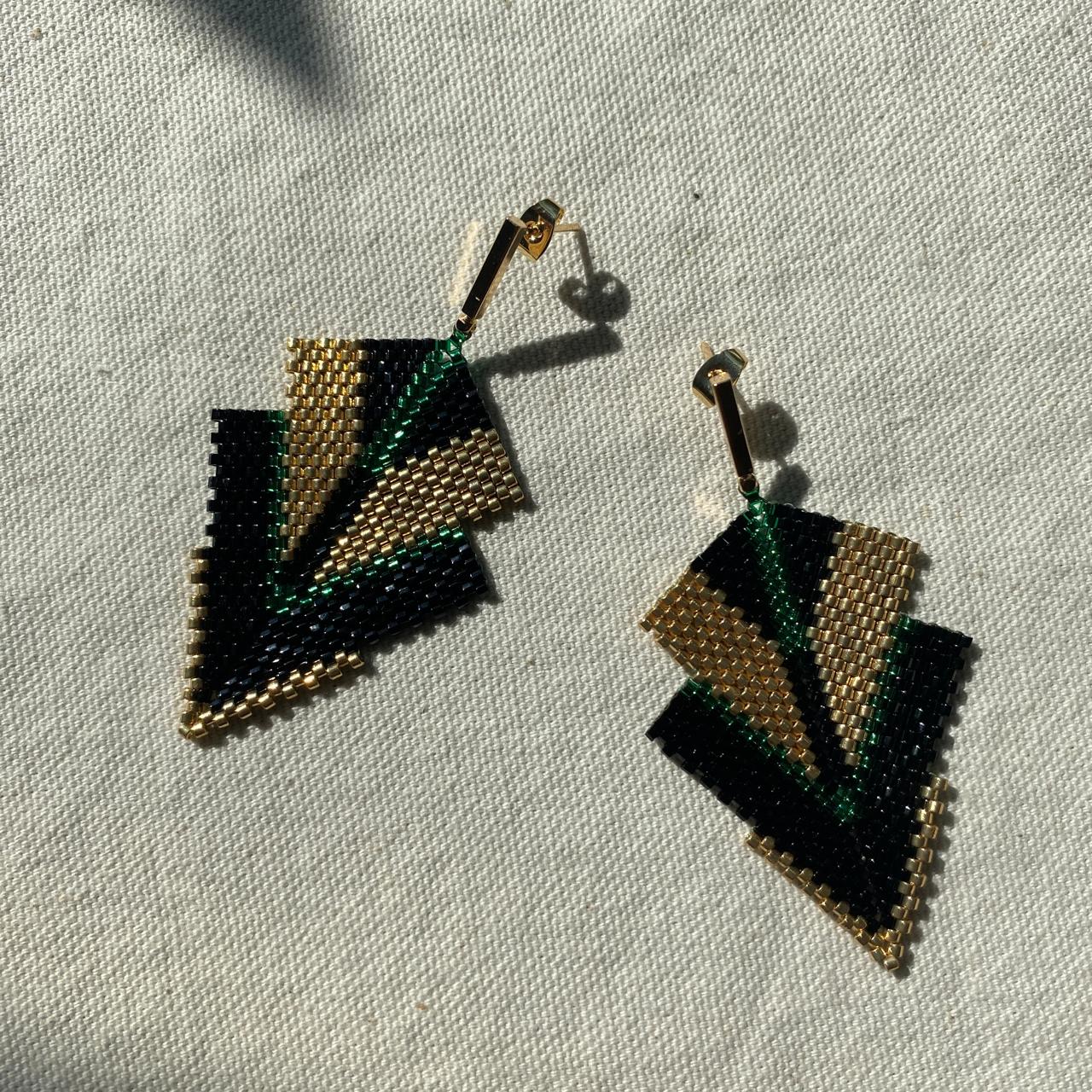 Aretes Centauri Negro, Verde Limón y Dorado