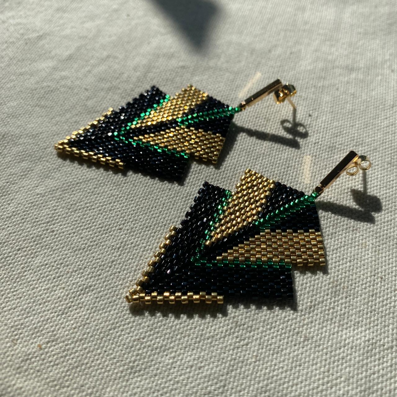 Aretes Centauri Negro, Verde Limón y Dorado