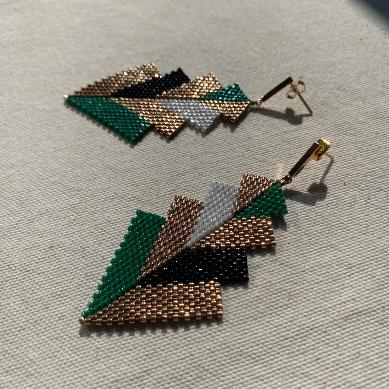 Aretes Rigel Verde Esmeralda, Negro y Dorado - Asimétrico