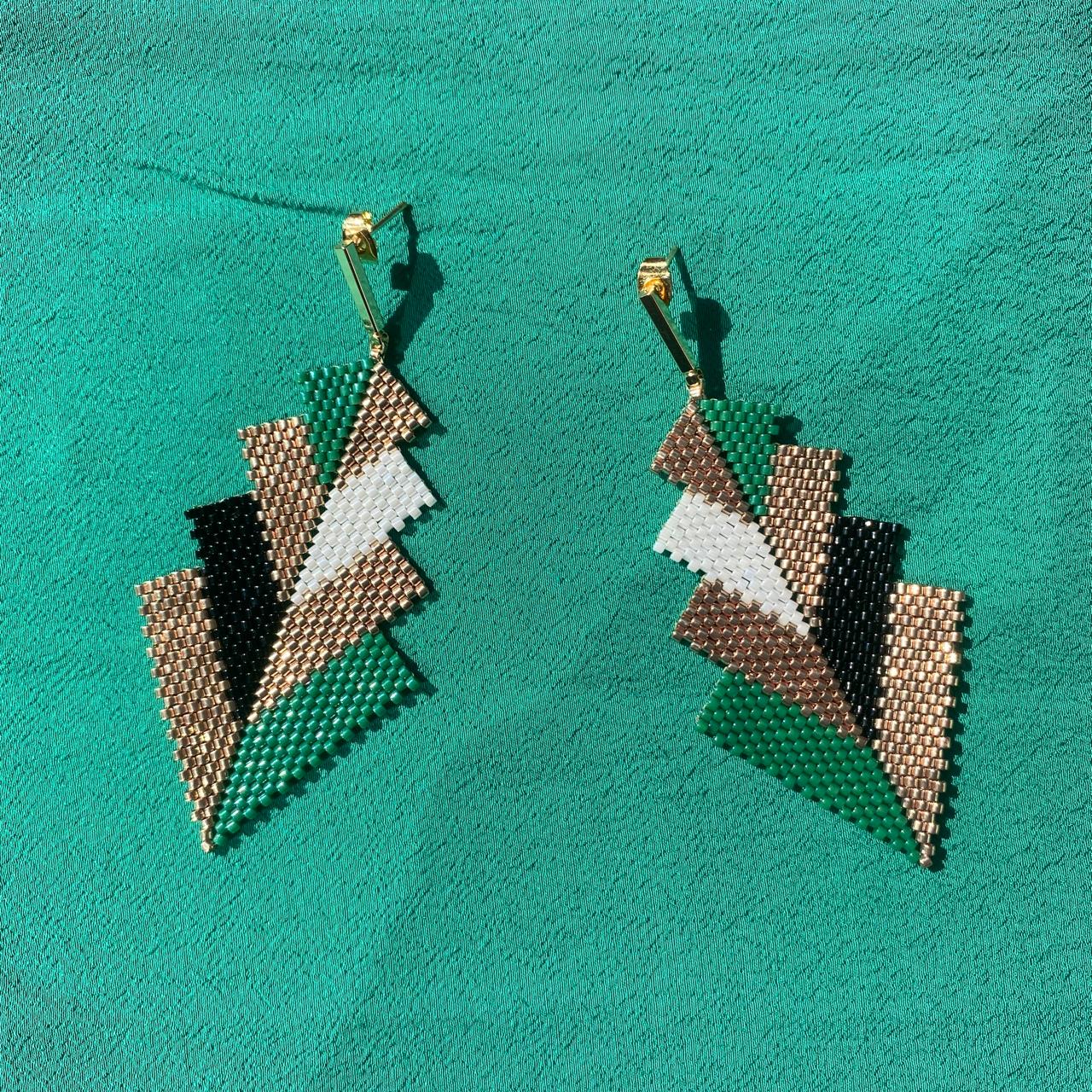 Aretes Rigel Verde Esmeralda, Negro y Dorado - Asimétrico