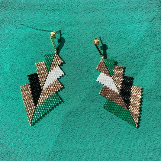 Aretes Rigel Verde Esmeralda, Negro y Dorado - Asimétrico