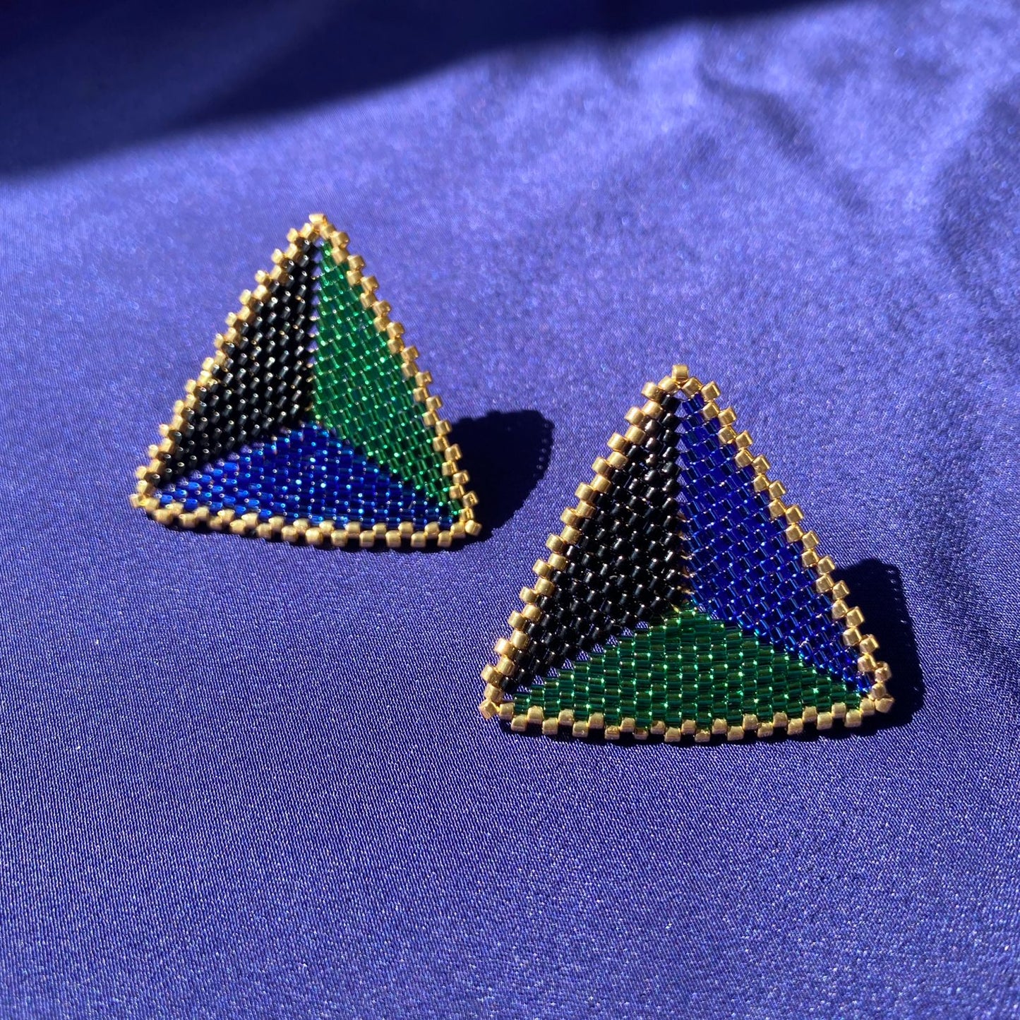 Aretes Triángulos con Borde Pavo Real
