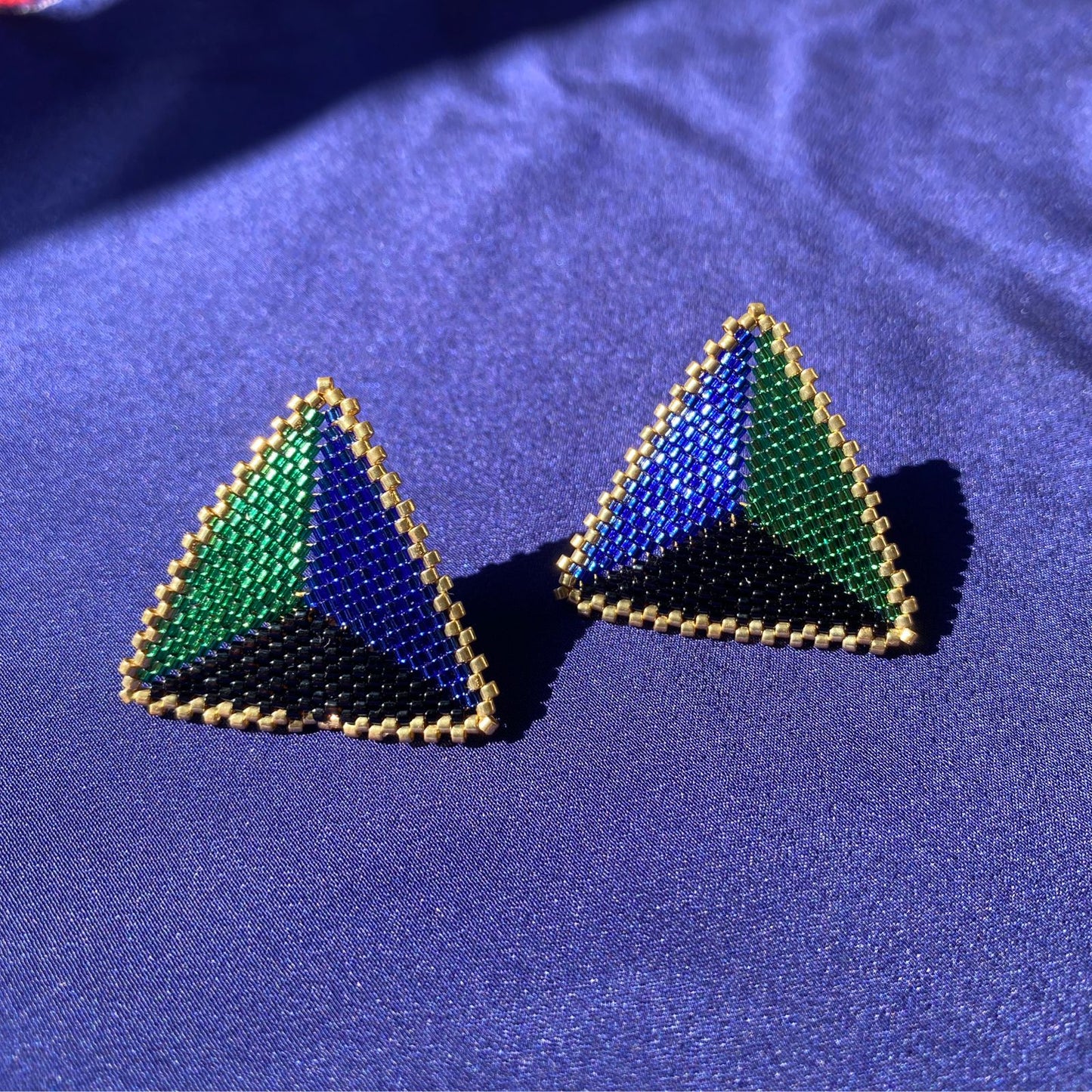 Aretes Triángulos con Borde Pavo Real