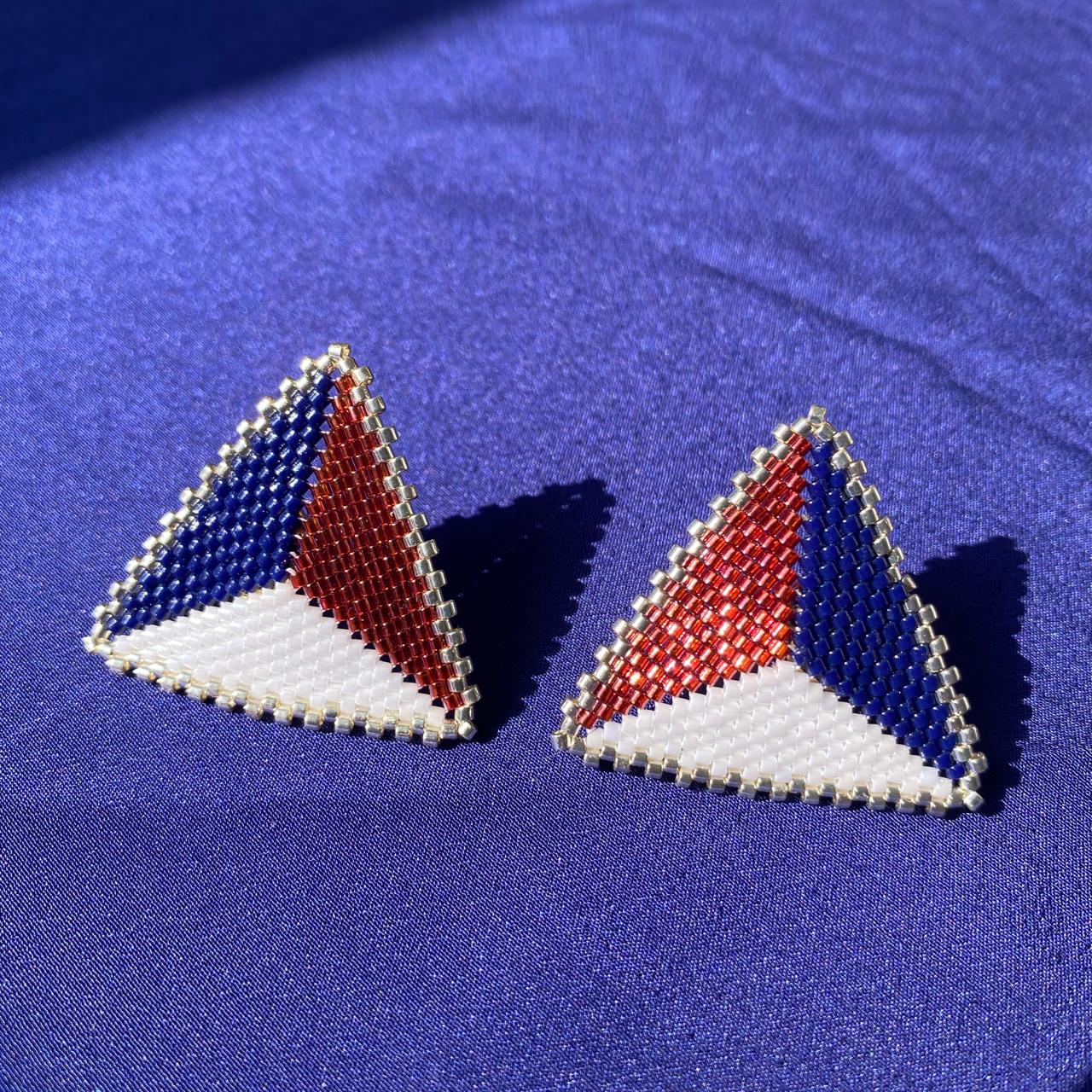 Aretes Triángulos con Borde Jamaica, Azul Marino y Blanco