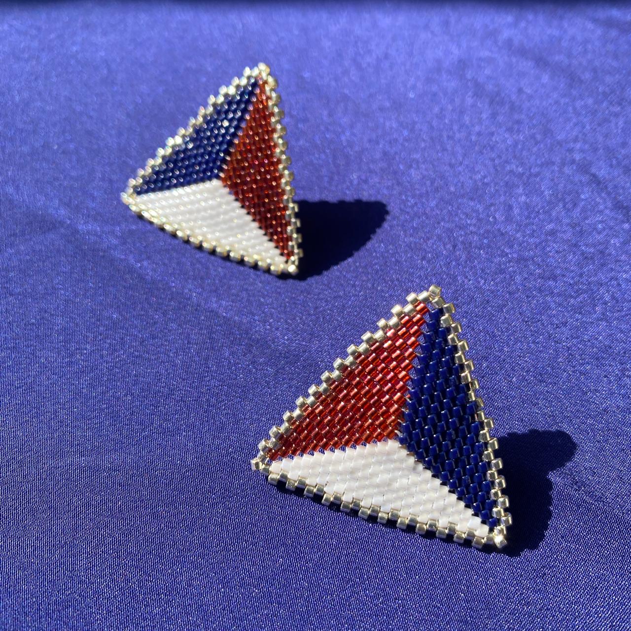 Aretes Triángulos con Borde Jamaica, Azul Marino y Blanco