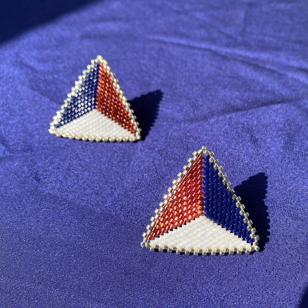 Aretes Triángulos con Borde Jamaica, Azul Marino y Blanco