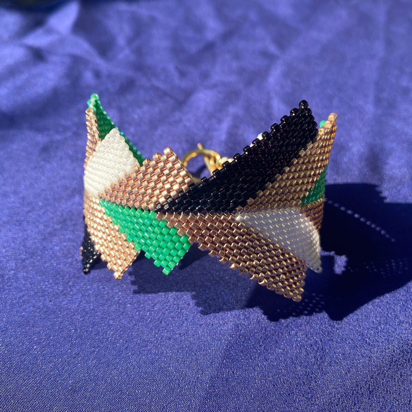 Brazalete Capella Verde Esmeralda, Negro y Dorado - Asimétrico