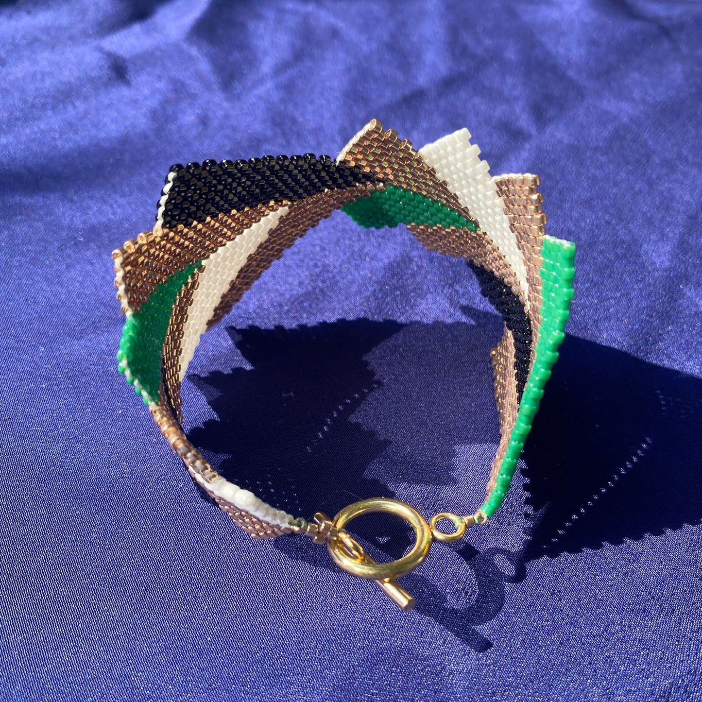Brazalete Capella Verde Esmeralda, Negro y Dorado - Asimétrico