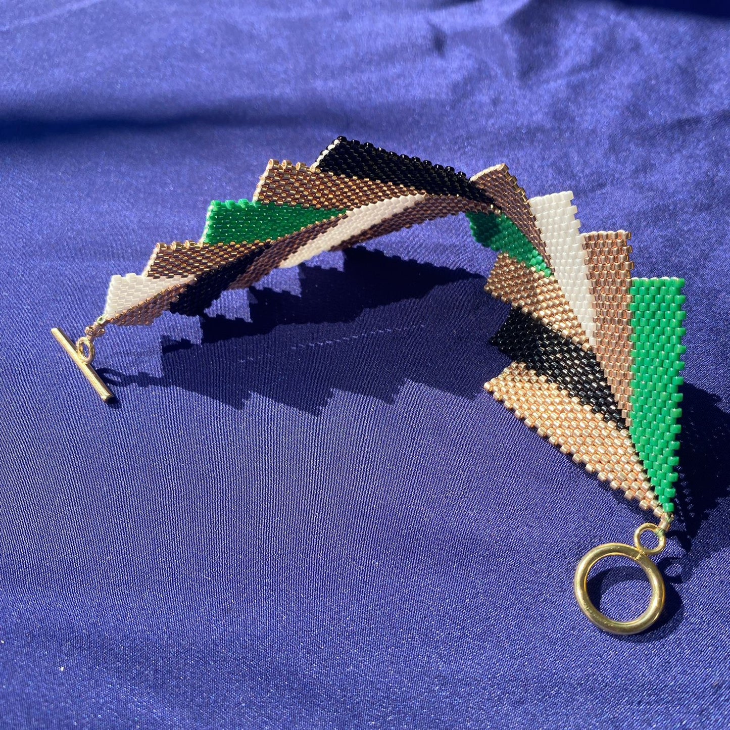 Brazalete Capella Verde Esmeralda, Negro y Dorado - Asimétrico
