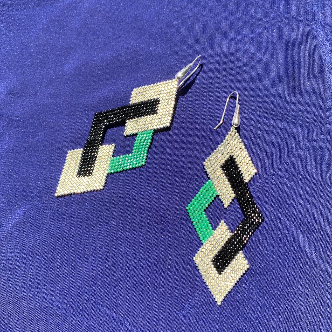 Aretes Ofiuco Plateado, Verde Esmeralda y Negro