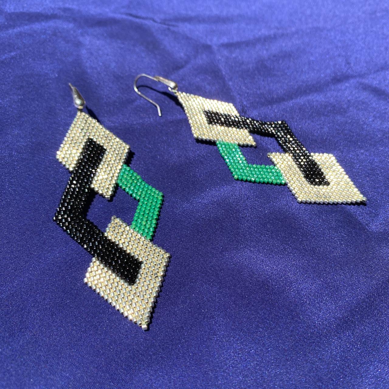 Aretes Ofiuco Plateado, Verde Esmeralda y Negro