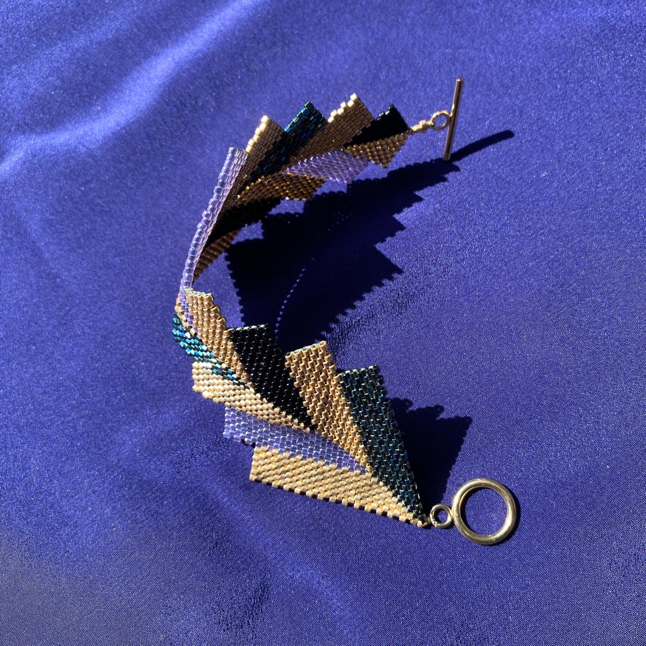 Conjunto Aretes Danika y Brazalete Capella Verde, Morado y Dorado