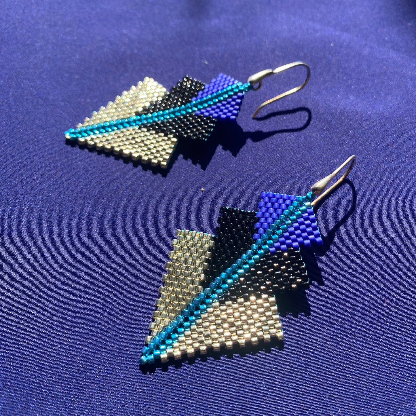 Aretes Mini Rigel Azul Klein, Negro y Plateado