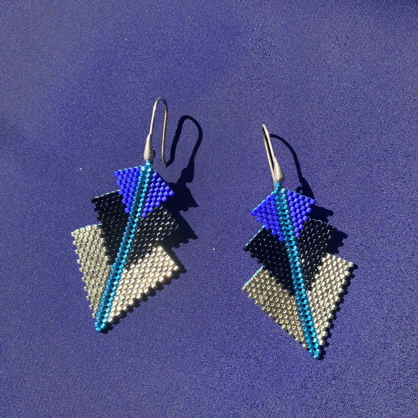Aretes Mini Rigel Azul Klein, Negro y Plateado