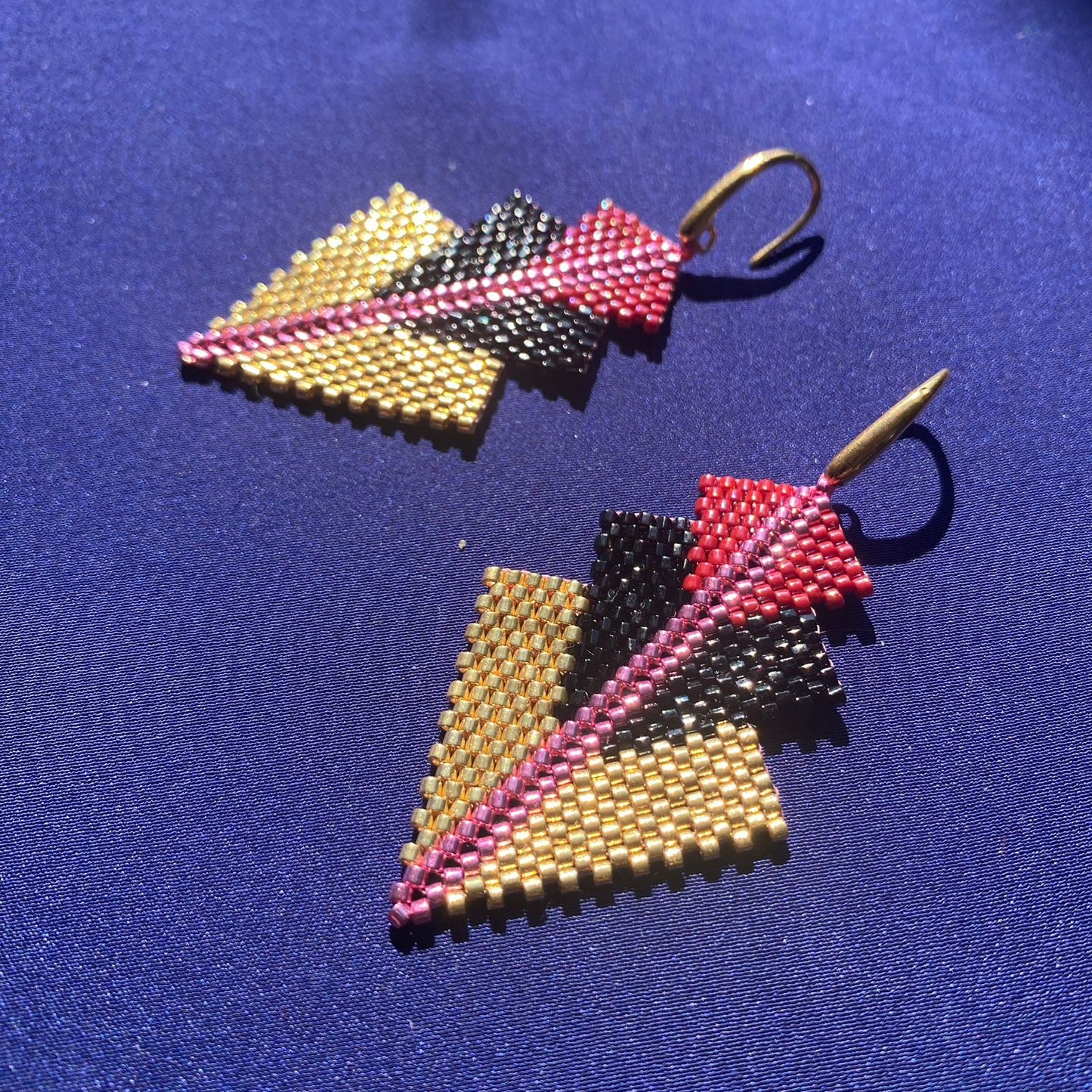 Aretes Mini Rigel Rojo, Negro y Dorado